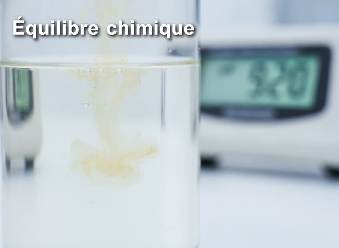 Une réaction chimique en gros plan où deux solutions se mélangent dans un bécher, passant du jaune pâle au translucide, avec un pH-mètre numérique affichant 9,2 en arrière-plan flou et le texte